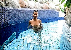 Underwater sex with an black cutie in a swimming pool