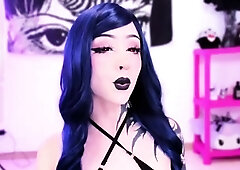 Masturbating piss fetish slut toying her ass