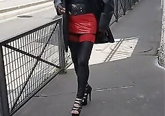 Walking and pissing in Paris