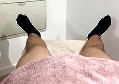 The masseuse who is a ally of my girlfriend gets lustful and gives me a tugjob and a fellatio until I finish cumming