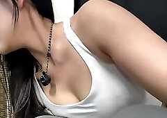 Sexy Asian Babe Teases in Tight Gym Leggings at the Gym