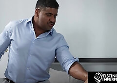 Executive Knuckles & Breeds Apollo Fates' Wide open Crevice - FistingInferno