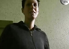 Kurzhaarige bitch fistet sich mit dem Dildo