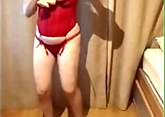 Hot gal in mask plays with sextoy in her butt
