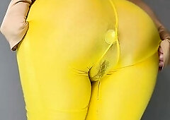 ⭐️ PAWG Plugged Twerkin' & Peeing in Yellow Yoga Panties ⭐️