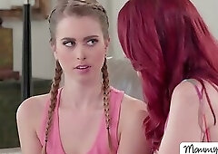 Slutty lesbians Kendra James and Jill Kassidy fingerfucking