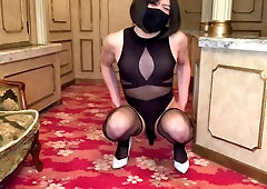 En Crossdresser Der Er Uddannet I Anal Elektrisk Massage Med Et Liderligt Kostume