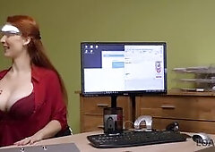 L'agent de prêt a accès à la belle chatte de la pauvre rousse