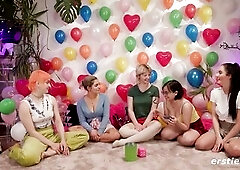 Ersties – Fünf heiße Lesben spielen eine Partie Dare Ring