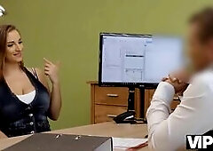 Mujer se quitó las bragas para mostrarle al prestamista dónde insertar su polla