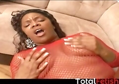 Ebony seductress flaunts her massive and flexible booty