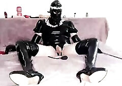 Latex maid cums on the daybed /Служанка в латексе кончает на кровати