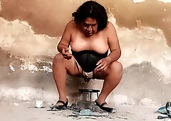 Shemale uses bottle to massage her prostate for a mind-blowing climax!