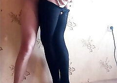Jeg var forbløffet, da en tynd nabo med stor røv i sorte strømpebukser lod mig creampie i fissen