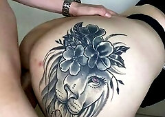 Empleada de servicio deja que joven universitario se corra en su boca