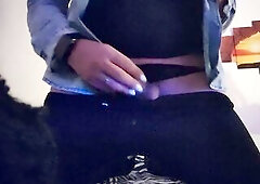 Ragazza trans gioca con il suo toy. Amatoriale italiano