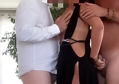 la coquine recoit ses invités pour baiser