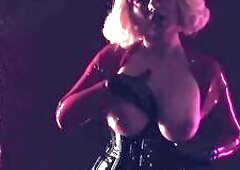 Curvy mother I'd like to fuck with soaked snatch likes fisting and latex.