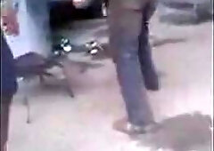 Mecanico leva dedada no cu por R$200