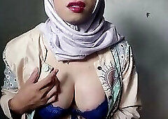 Beauty Hijab Shemale Jerks off Her Big Dick for Cum
