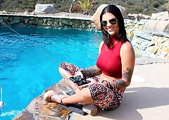 Bonnie Rotten squirts everywhere