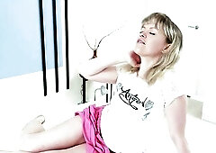 Aurelia Simons masturbates with her vibrator in couch