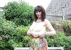 Milf Loves To Play With Her Wet Pussy Outside - MatureNL