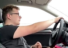 20 Jahre Süßer deutscher Lad wichst beim auto Fahren und kommt