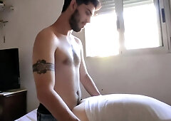 Mackpollon usa a un joven