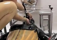 Domina benutzt Rubber-TV-Hure 1