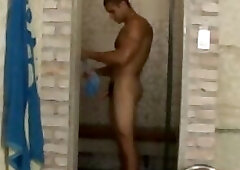 Muscle dude Roger seduces his fans in a naked warm up