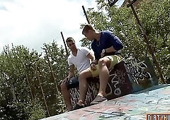 Muscle daddy flip flop and cumshot