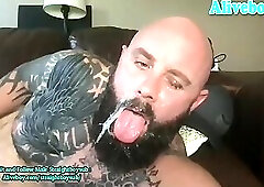 muscle hunk with full tattoos camshows solo
