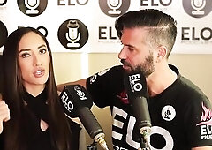 La hermosa modelo se comio toda la banana!????