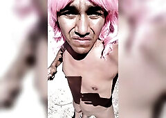 linda muñeca joven en minivestido y sandalias se desnuda en publico muy caliente la puta rica mmm