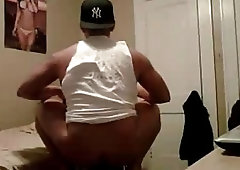 Muscled hunk stretches his tight ass with a big toy