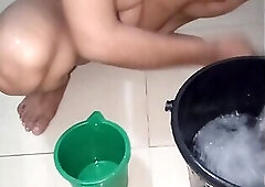 Video of Bhabhi taking bath and getting her hair cut in the bathroom.