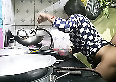 The maid who came from the village did not have any leaves, so the owner took advantage of that and fucked the maid (Hindi Clear Audio)