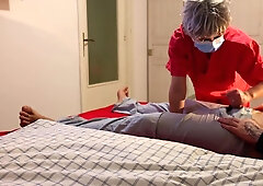 une infirmiére branle un de ses patients