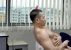 "CUMSHOTS PENDANT LA PAUSE AU BUREAU" employÃ© masculin surpris en train de se masturber au bureau