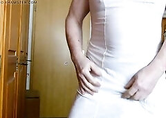 Andi geil wichst in den Unterkleidern von seiner Mutter