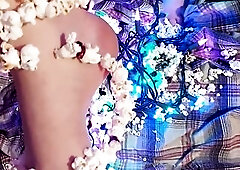 Five Minute Feet example vid. Holiday Decoration Detangle with Toes