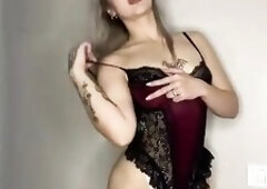 Hot body with ideal booty in red underclothes????