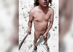 puta ladyboy camina desnuda en publico con tacones altos muy caliente