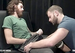 Scruffy inked Alt-guy gets deepthroated