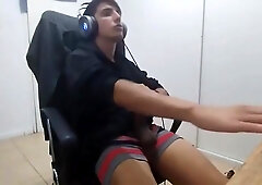 Garom Argentino Se Lambuzando Na Punheta!!!