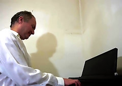 Sega dopo aver suonato il piano