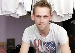 Skinny dude tormented by a double-sided didlo here