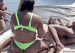 Aylla Gattina TS - Time for the big show, the height of the show at the boat party, that's w