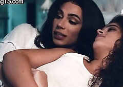 Transgender lady screws sexually excited female in soaked vagina gap